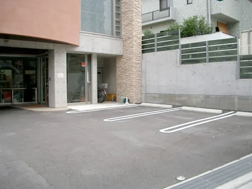 玄関前駐車場